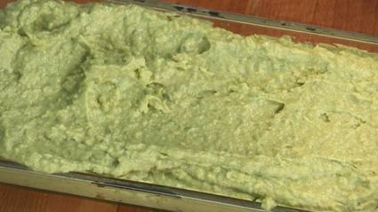 свекольный суп-пюре с мороженым из авокадо