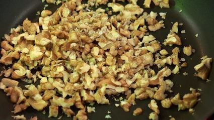 свекольный суп-пюре с мороженым из авокадо