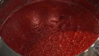 свекольный суп-пюре с мороженым из авокадо