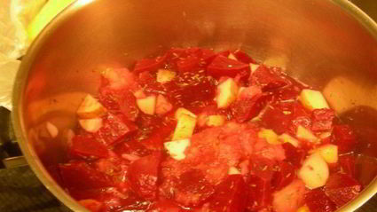 свекольный суп-пюре с яблоком и тимьяном