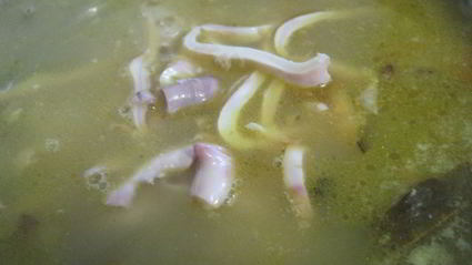 суп с кальмарами и морской капустой