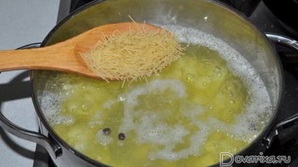 суп с колбасой и вермишелью