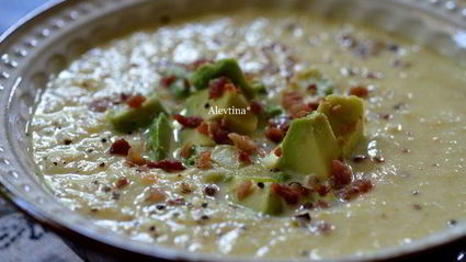 суп с луком-пореем и авокадо