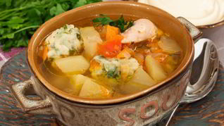 Суп с цыпленком, овощами и клецками с зеленью