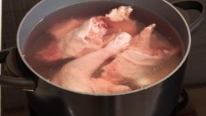 суп с цыпленком, овощами и клецками с зеленью