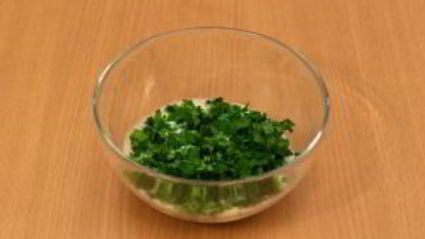 суп с цыпленком, овощами и клецками с зеленью