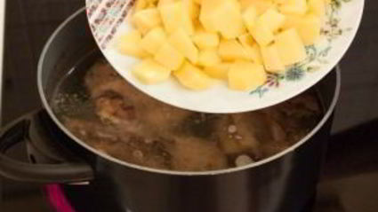 суп с цыпленком, овощами и клецками с зеленью