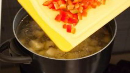 суп с цыпленком, овощами и клецками с зеленью