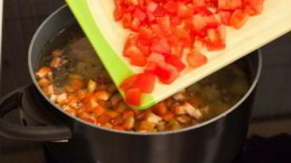 суп с цыпленком, овощами и клецками с зеленью