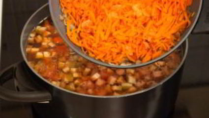 суп с цыпленком, овощами и клецками с зеленью