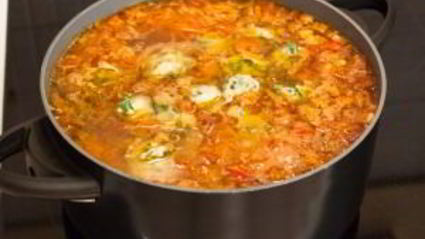 суп с цыпленком, овощами и клецками с зеленью