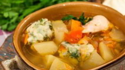 суп с цыпленком, овощами и клецками с зеленью