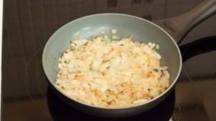 суп с цыпленком, овощами и клецками с зеленью