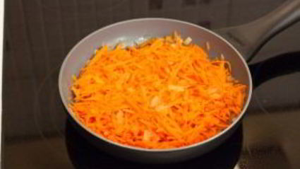 суп с цыпленком, овощами и клецками с зеленью