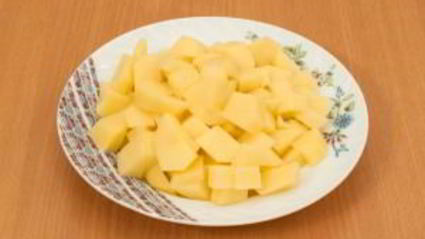 суп с цыпленком, овощами и клецками с зеленью