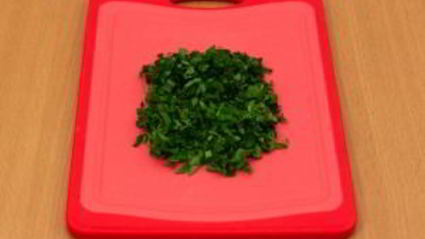 суп с цыпленком, овощами и клецками с зеленью