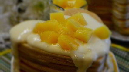 американские панкейки со сметанно-манговым соусом