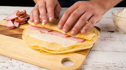 блинчики с колбасой