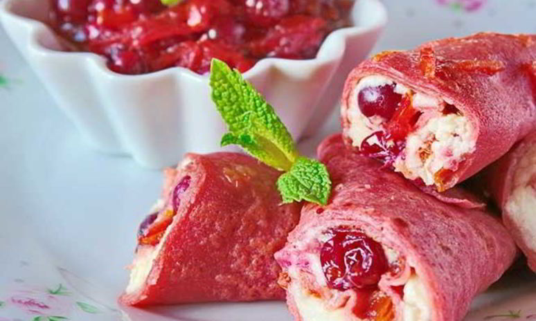 Рецепт блинов из запеченной свеклы с маскарпоне и клюквой