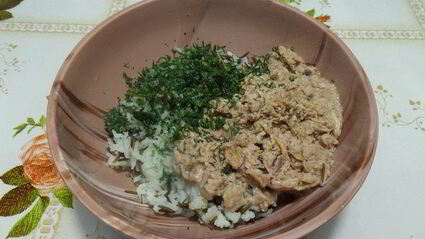 блины на сыворотке с тунцом и рисом