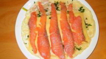 блины с красной рыбой и огурцом