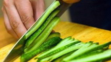 блины с красной рыбой и огурцом