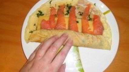 блины с красной рыбой и огурцом