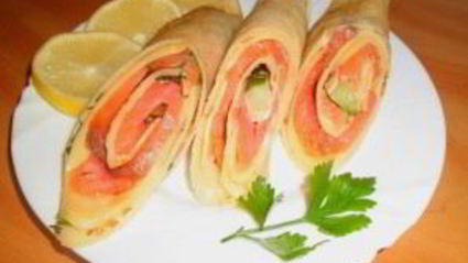 блины с красной рыбой и огурцом