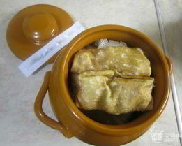 Блины с курицей, грибами и сыром в горшочке