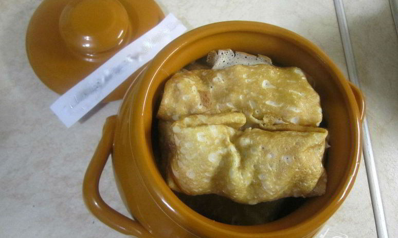 Рецепт блинов с курицей, грибами и сыром в горшочке