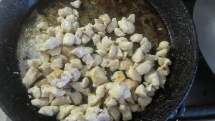 блины с курицей, грибами и сыром в горшочке