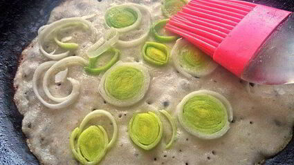 блины с луковым припеком