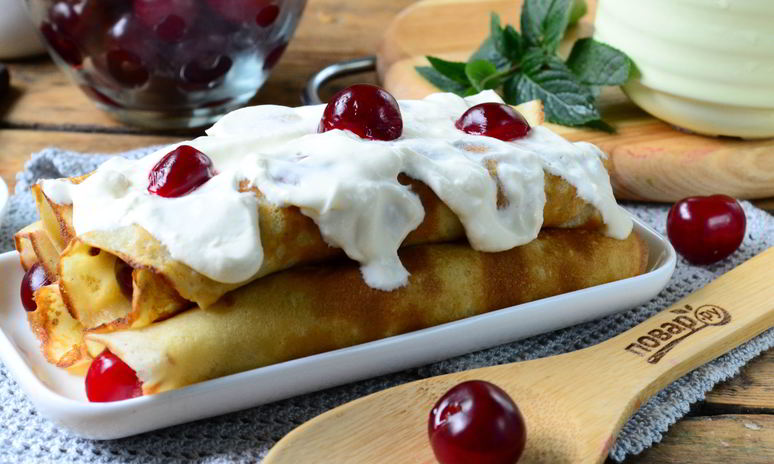 Рецепт блинов с вишней под сметаной