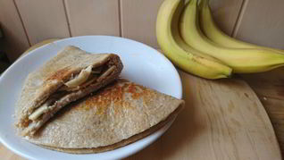 Овсяноблин с бананом и арахисовой пастой