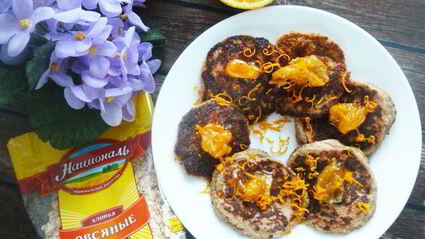 овсяные блинчики с орехами и мандариновым соусом