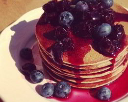 Шоколадные панкейки с голубикой