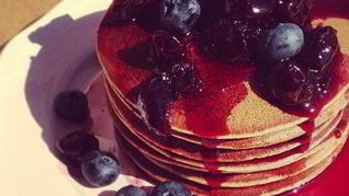 Шоколадные панкейки с голубикой