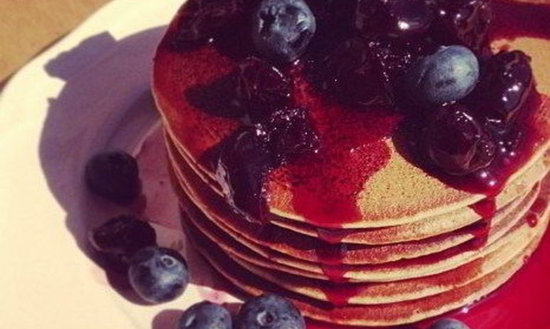 Рецепт шоколадных панкейков с голубикой