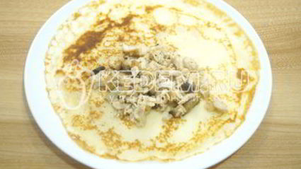 запеченные блины с курицей и грибами