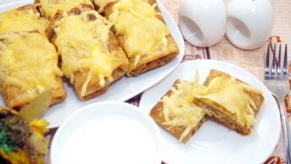 запеченные блины с курицей и грибами