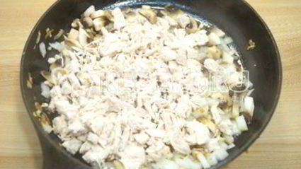 запеченные блины с курицей и грибами