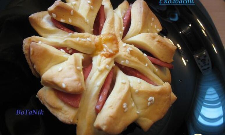 Рецепт булочки-цветка с колбасой