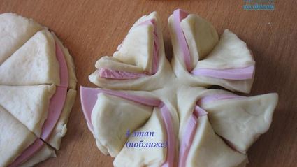 булочка-цветок с колбасой