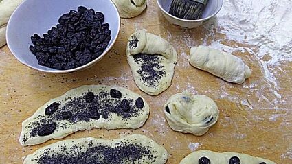 булочки с изюмом и маком на сдобном тесте