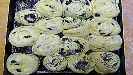 булочки с изюмом и маком на сдобном тесте