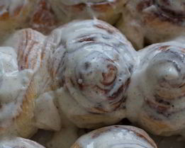 Булочки с корицей в сметанной заливке