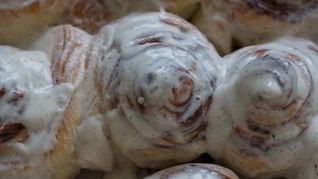 Булочки с корицей в сметанной заливке