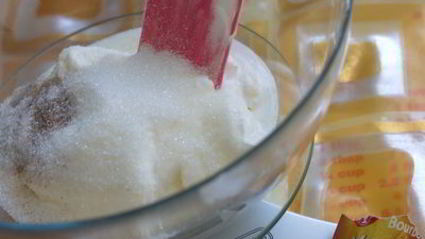 булочки с корицей в сметанной заливке