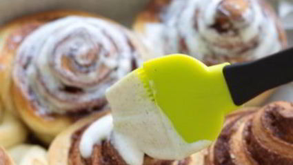 булочки с корицей в сметанной заливке