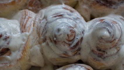 булочки с корицей в сметанной заливке